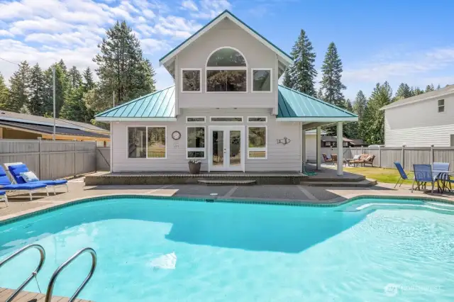 Summer is calling. Enjoy the pool while the golfers go by.