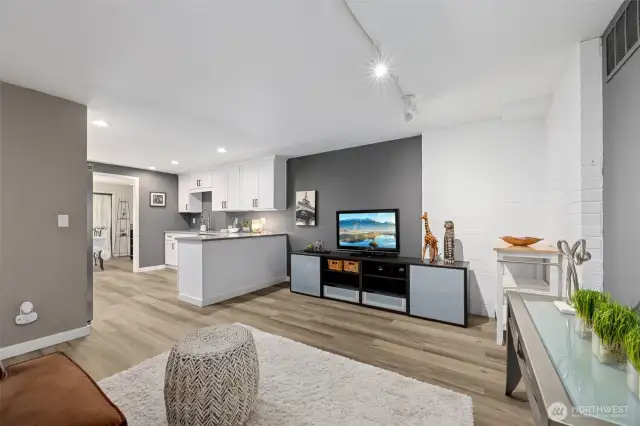 The bonus room is next, an ideal space for entertainment, reading, creating or whatever you like.