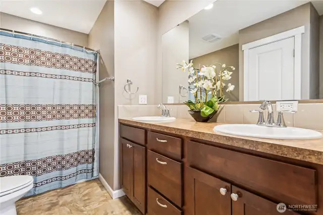 Double sinks in primary bath