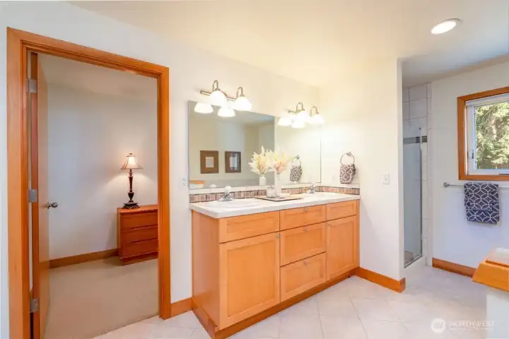 Walk in closet, jetted tub in master suite