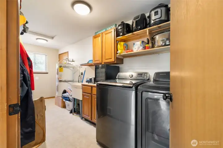 Laundry & mudroom w/door to garage