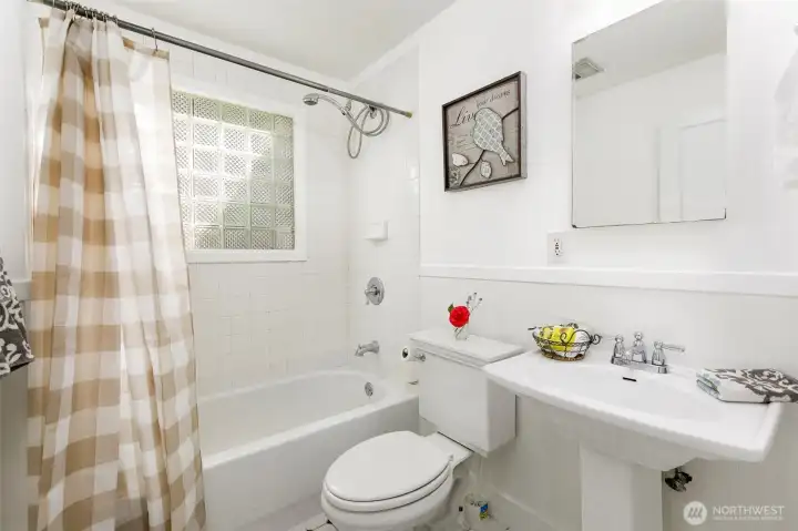 Full bath is cocated between the two bedrooms