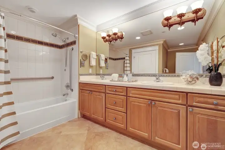 Spacious bath, with heated floors