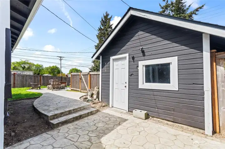 Detached garage
