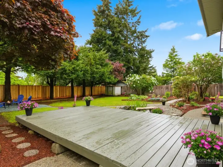 Generous sized deck is great for enertaining! Generous sized deck is great for enertaining!