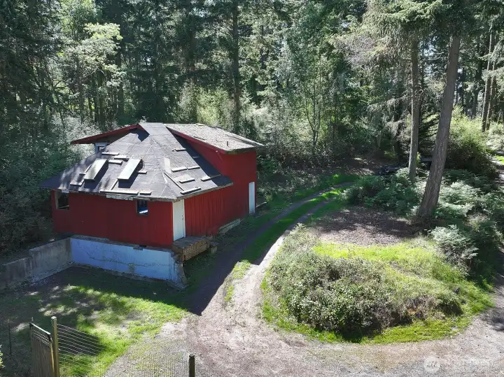 The shop is not finished. Please do not enter the shop. Roll up your sleeves and roll out your own vision here! Note the circular driveway. Plenty of parking here! Party is ON!