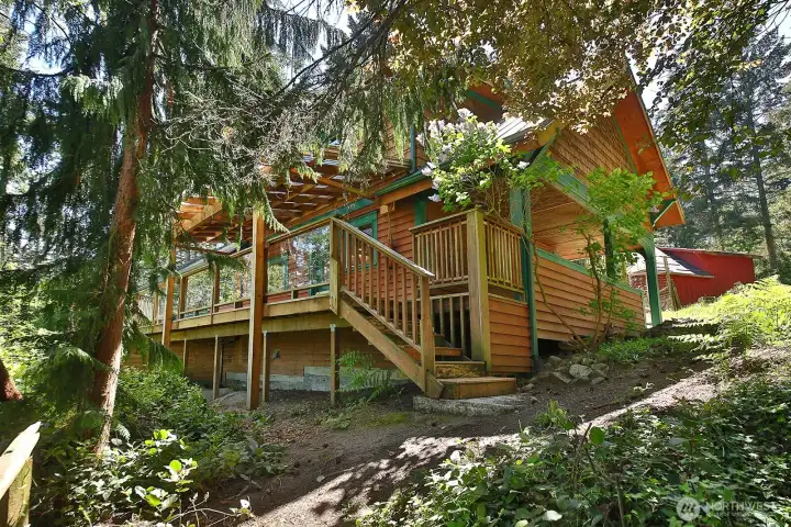 Ok, let's head to the beach. You are on the trail/stairs looking back at the cabin.
