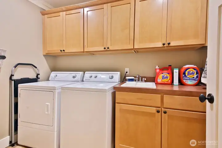 Utility room. Buit-in cabinets. Laundry sink.