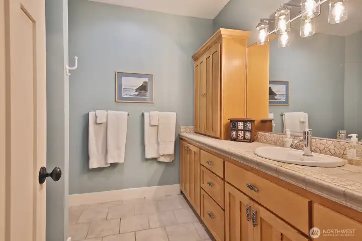 Downstairs full bath.