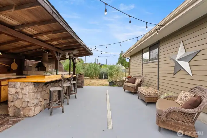 Charming side area to entertain and enjoy Charming side area to entertain and enjoy
