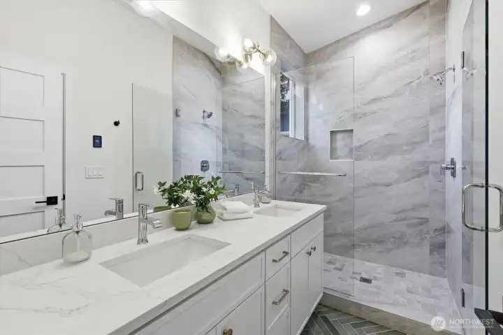 Double vanity and extensive tile work all under vaulted ceilings. Double vanity and extensive tile work all under vaulted ceilings.