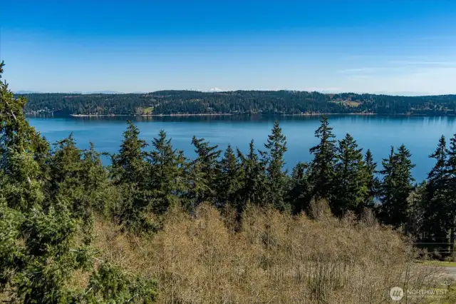 Imagine...2.5 acres giving you plenty of elbow room.Water! views!