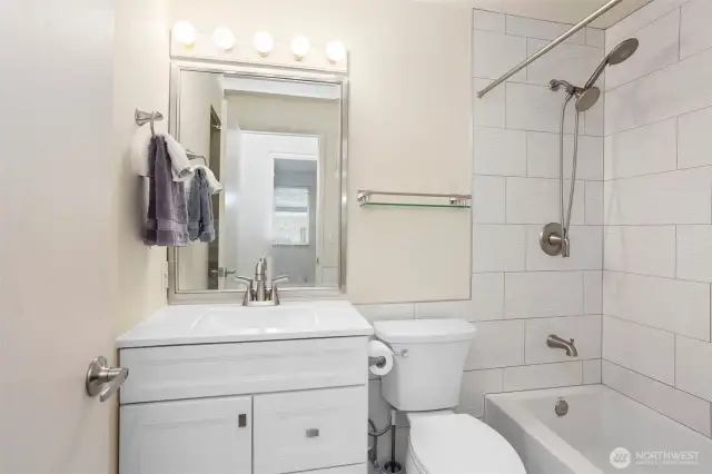 Full bathroom, main floor