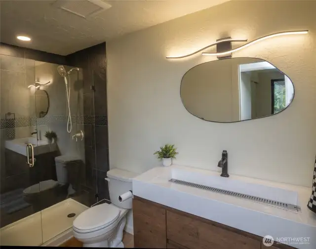 Secondary bath with tiled shower