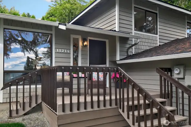 Inviting front deck with sittings to enjoy Lake WA views