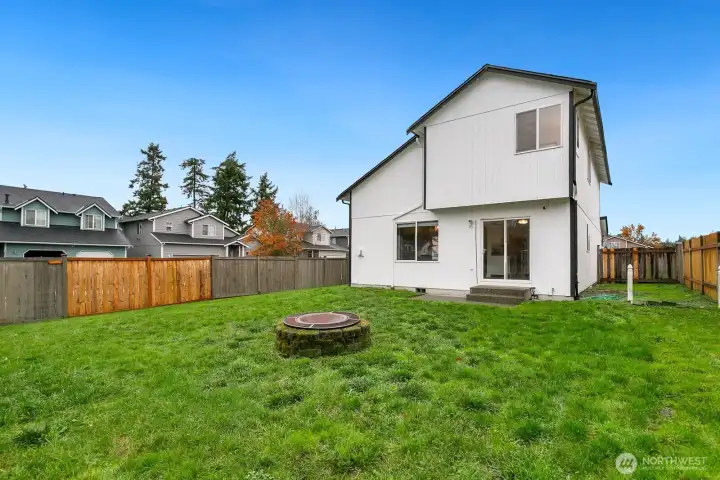 Sideyard can be used as a dog run.