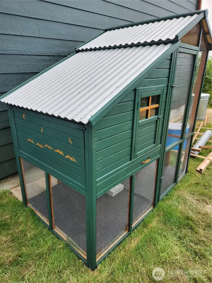 Well designed chicken coop.