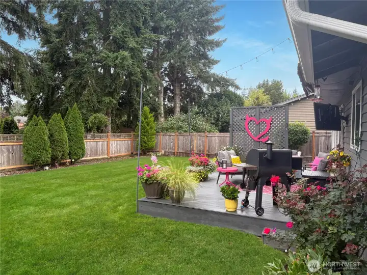Expansive backyard with spacious lawn.