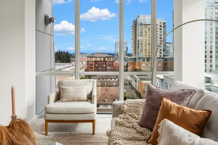 Savor southern & eastern views of the city & Cascades beyond.