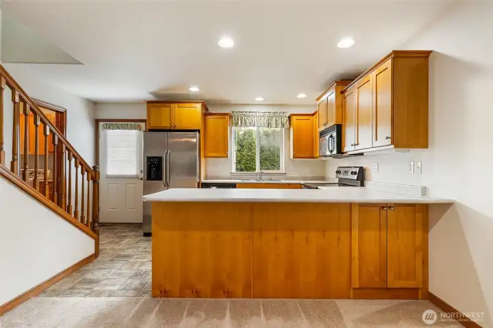 Large kitchen with peninsula seating