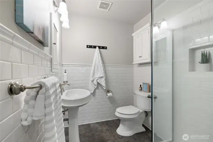 Interior: 3/4 Bath