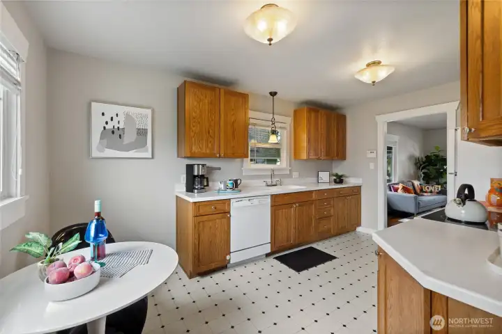 Interior: Eat-in Kitchen