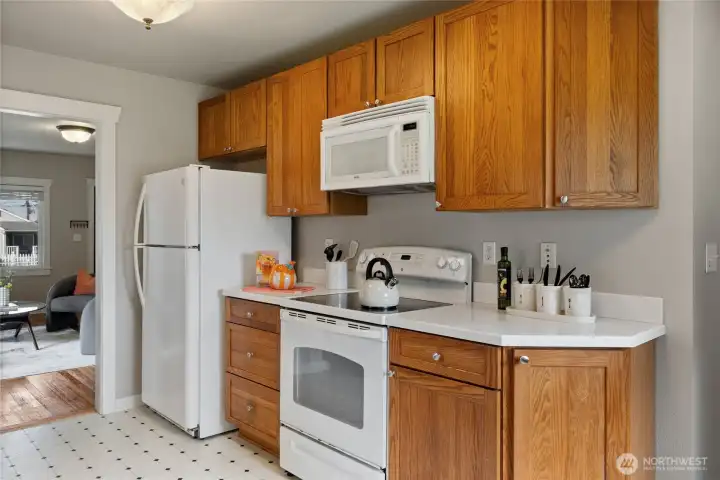 Interior: Eat-in Kitchen