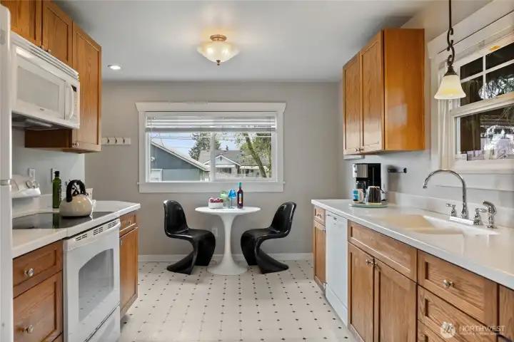 Interior: Eat-in Kitchen