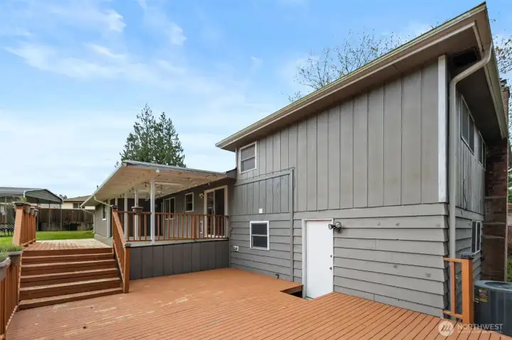 The lower deck also leads back into the bassement