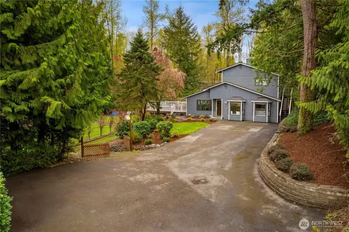 Large driveway can hold 8-10 cars, great for those summer parties or a mini basketball court!