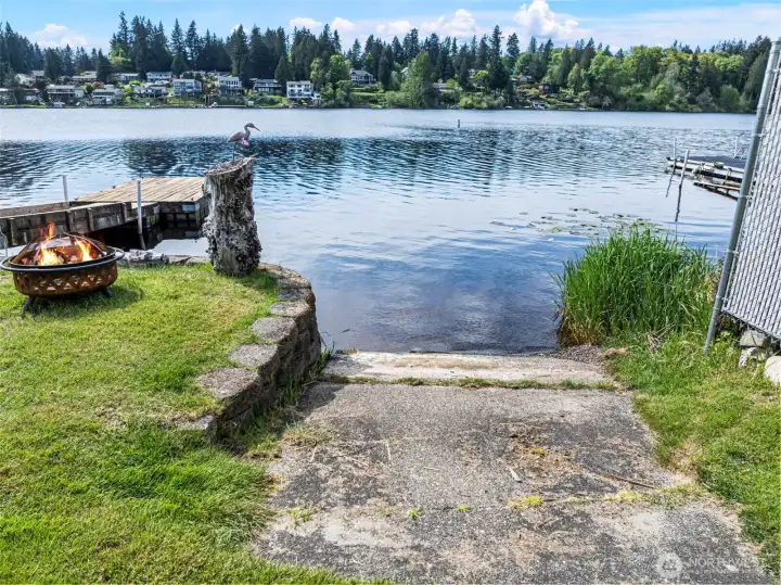 Side area boat launch for easy kayak, paddleboard or small boat use. There is a community launch a mile from the house for larger pleasure crafts.
