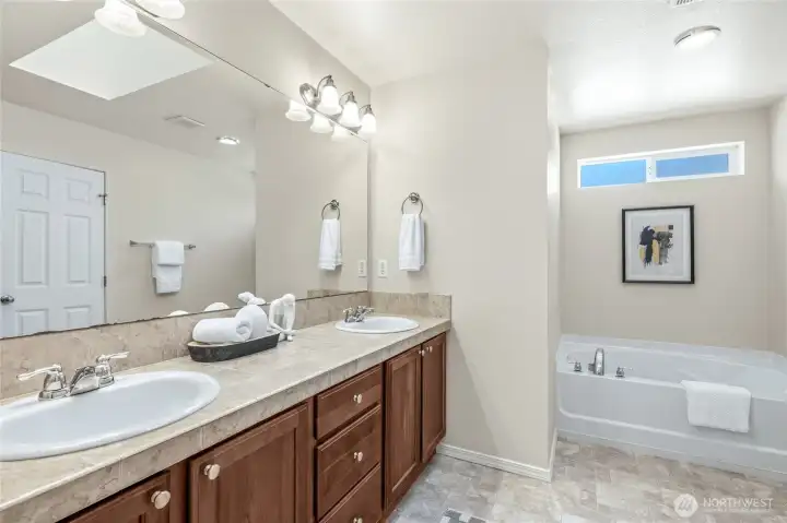 and luxurious separate bathtub!