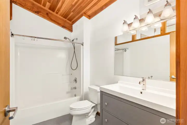Full bathroom on upper east side. Full bathroom on upper east side.