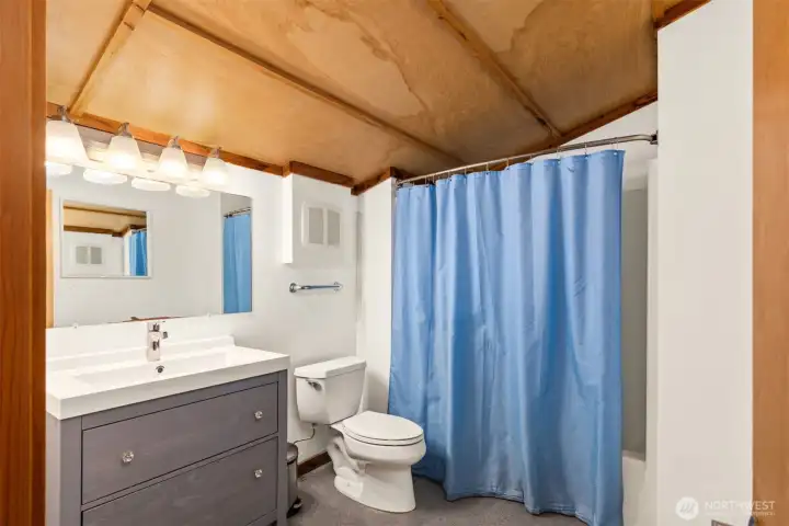Full bathroom serves upper west side bedrooms. Full bathroom serves upper west side bedrooms.