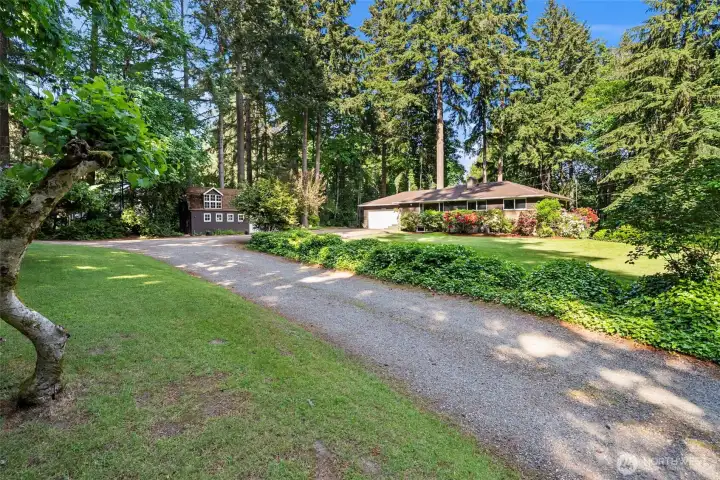 This is such a peaceful, private setting, yet is so close to downtown Gig Harbor, Costco, the YMCA, schools, parks, restaurants, and so much more.