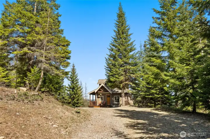 Entry driveway to the cabin. Entry driveway to the cabin.