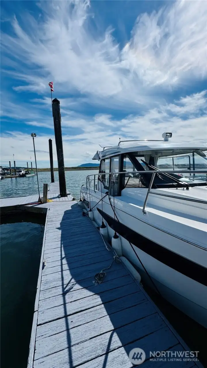 An Incredible end dock side tie location for easy in out access... An Incredible end dock side tie location for easy in out access...