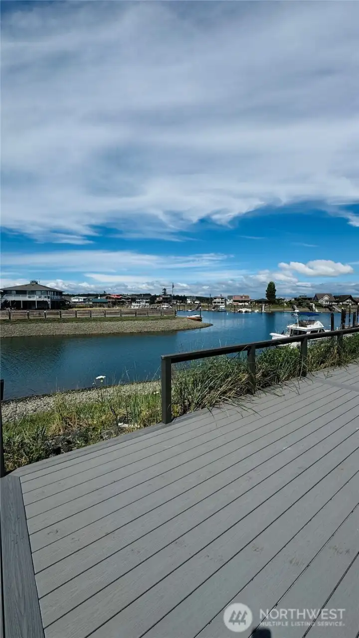 Open main level deck to the beach edge... Open main level deck to the beach edge...
