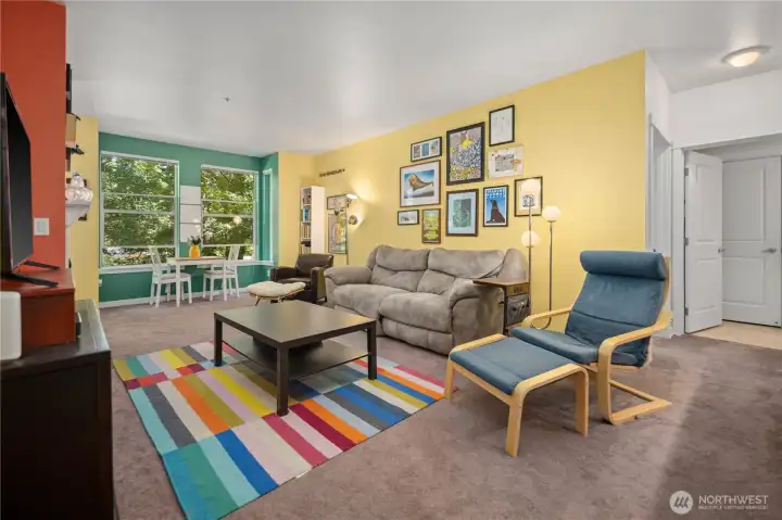 Open living room with direct flow to the kitchen and dining area. Open living room with direct flow to the kitchen and dining area.