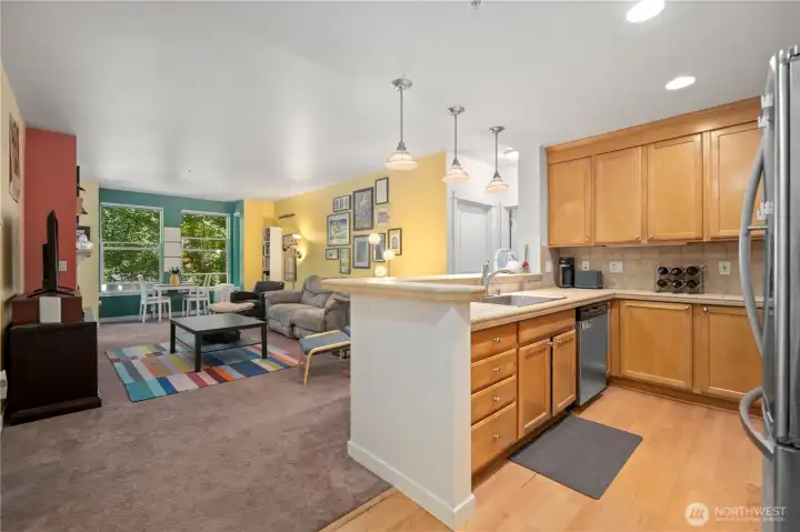 Kitchen and living room connected for easy daily use and entertaining. Kitchen and living room connected for easy daily use and entertaining.