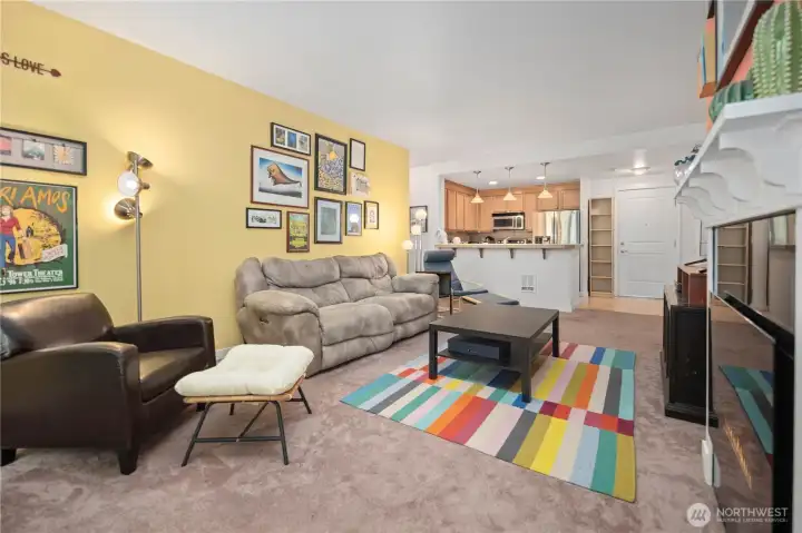 Open living room with direct flow to the kitchen and dining area. Open living room with direct flow to the kitchen and dining area.