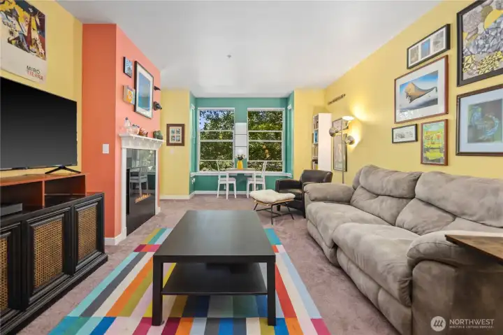 Open living room with direct flow to the kitchen and dining area. Open living room with direct flow to the kitchen and dining area.
