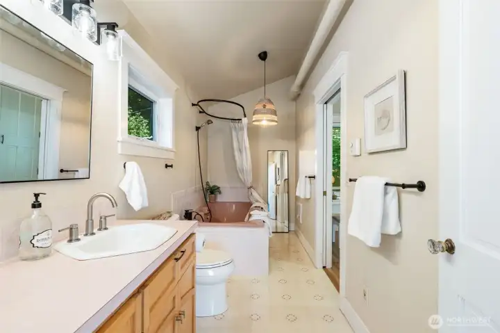 Full Bathroom (Level 2)  4 North Salmon Beach