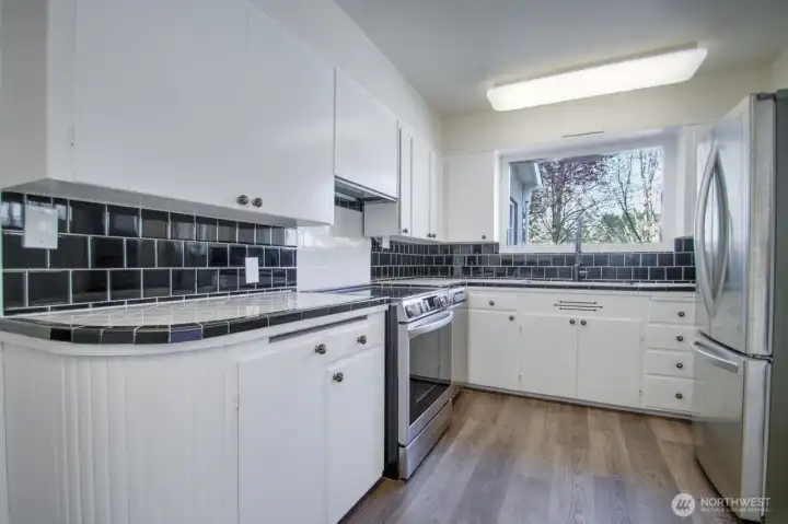 Kitchen with brand new apliances