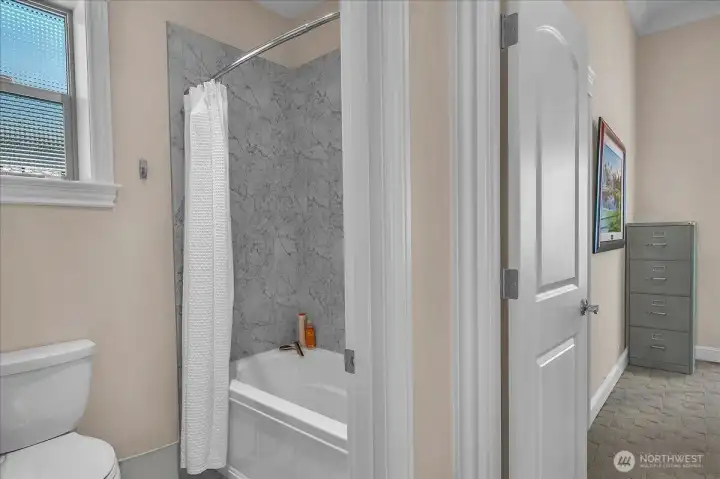 Jack and Jill bathroom/Tub, Shower