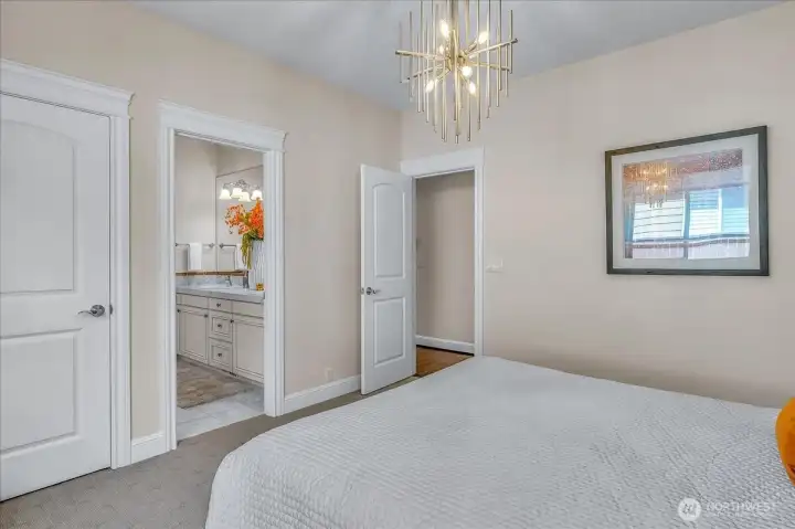 Bedroom 2/Closet, bathroom entrance