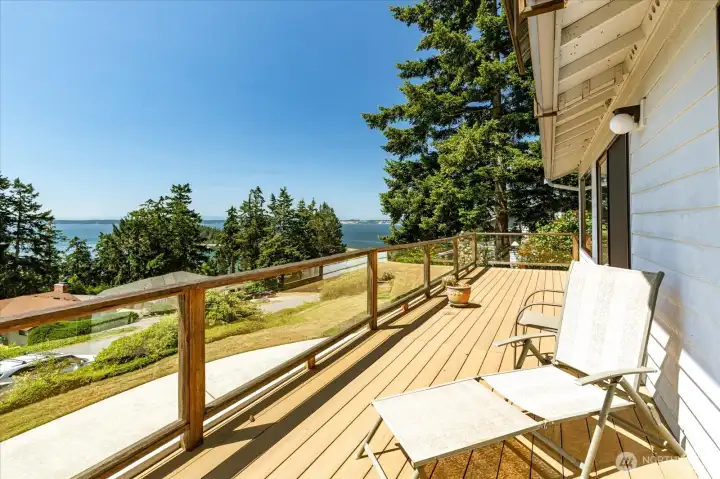 Glass railing deck with retractable awning Glass railing deck with retractable awning