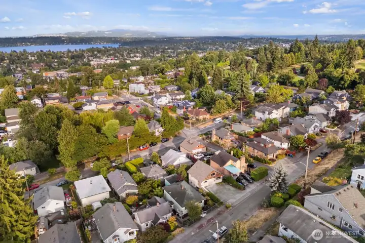 Perfectly situated in N Beacon Hill minutes to neighbord hot spots, public transit and Lake WA