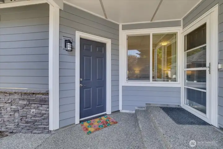 The garage door is just steps to the front door! Two smaller steps to get into the house.
