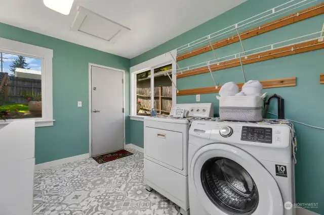 Fully enclosed and heated laundry room / mudroom has access to backyard